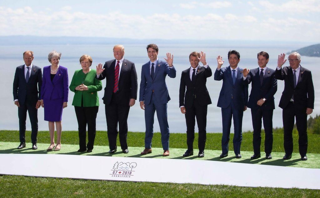 I leader dei Paesi del G7 tra il presidente del Consiglio europeo Donald Tusk e il presidente della Commissione europea Jean-Claude Juncker