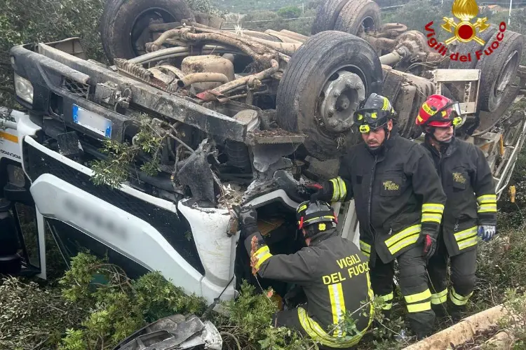 Il mezzo pesante ribaltato (foto vvf)