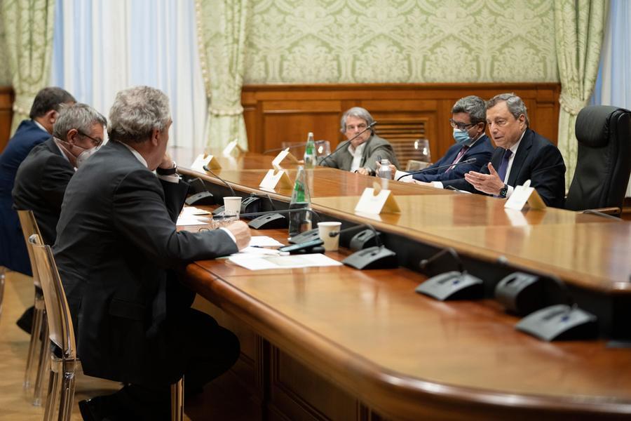 L'incontro a Palazzo Chigi tra il governo con il premier Mario Draghi e\u00A0i sindacati (Ansa - Attili)