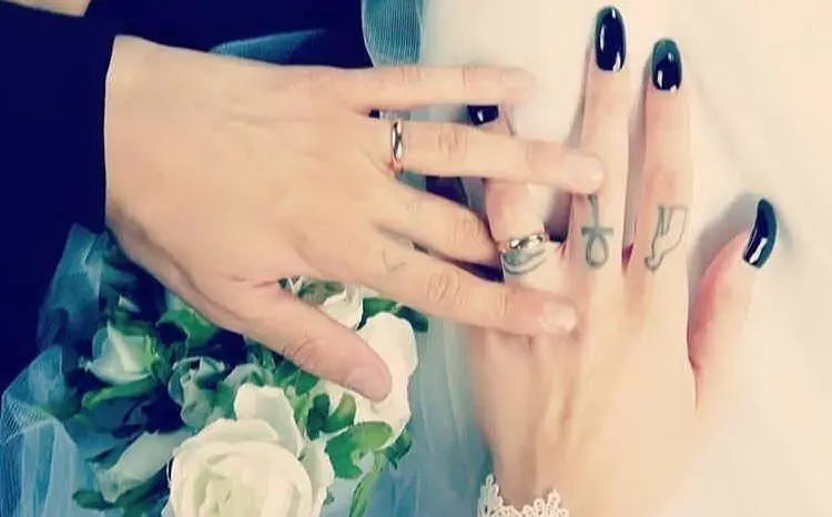 Gli sposi mostrano gli anelli nuziali (foto Instragram)