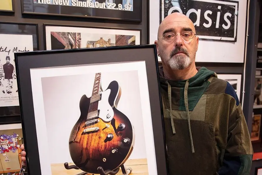 Paul\u00A0“Bonehead”\u00A0Arthurs, l'ex chitarrista degli Oasis colpito da un tumore\u00A0(foto Instagram)