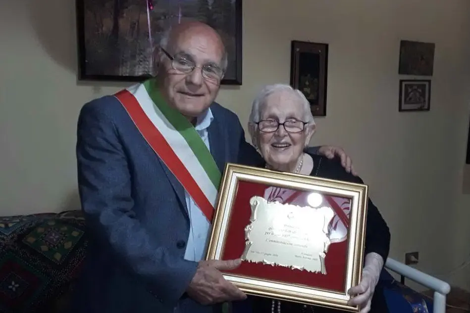 Il sindaco insieme alla centenaria (foto Serreli)