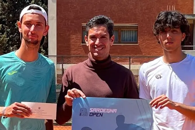 Il vincitore Federico Salomone, il direttore del torneo Martin Vassallo Arguello e il finalista Alberto Sanna (Foto Tc Cagliari)
