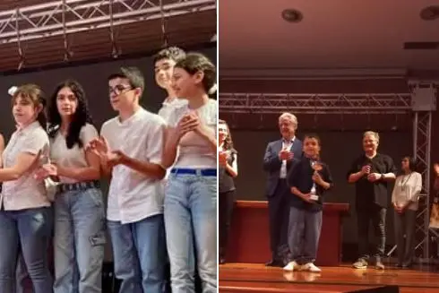 Le ragazze della 2B di Porto Torres e Ivan Mancuso (foto Pala)