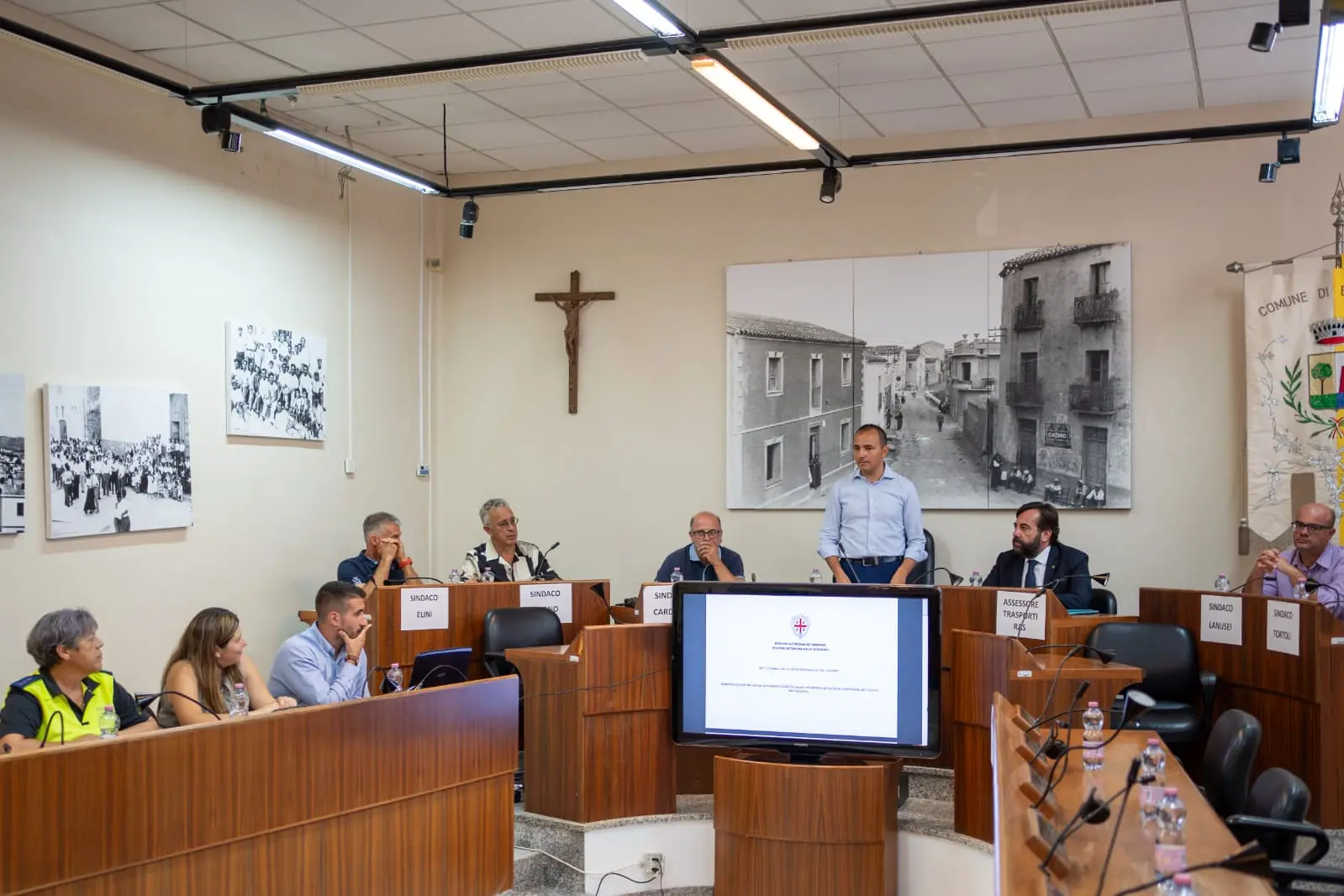 L'intervento del sindaco di Bari Sardo, Ivan Mameli, durante la presentazione del nuovo servizio di Tpl (foto concessa)