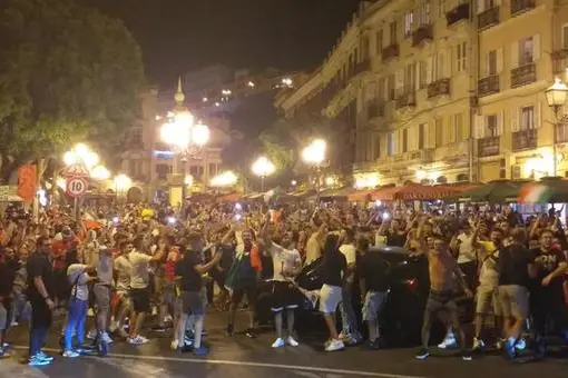 La folla in piazza Yenne a Cagliari (foto Ansa)