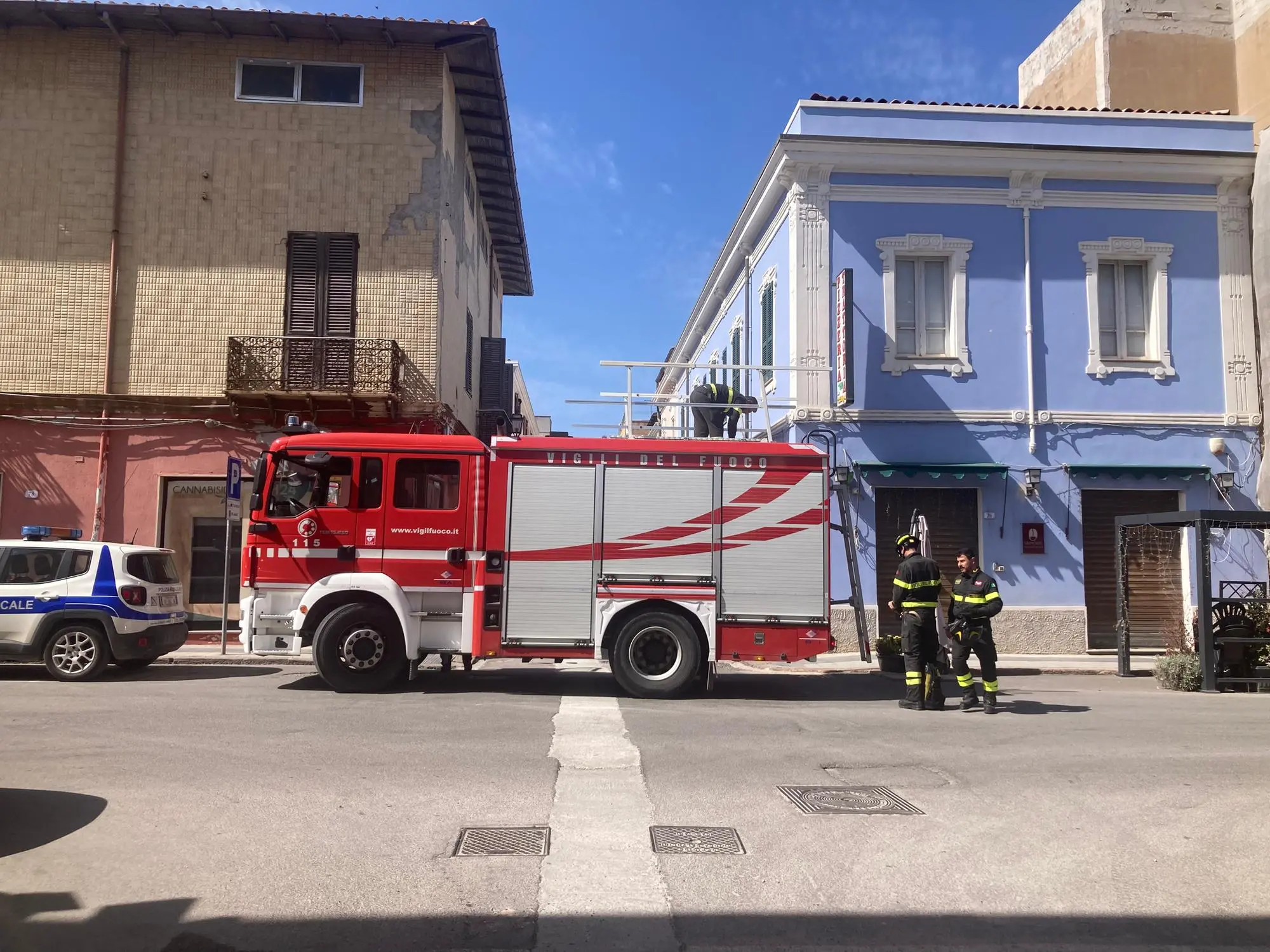 I vigili del fuoco davanti alla casa di Enrico Porru, trovato morto a Porto Torres (foto Pala)