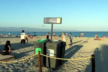 Poetto sommerso dai rifiuti: ogni sera la spiaggia si trasforma in una discarica