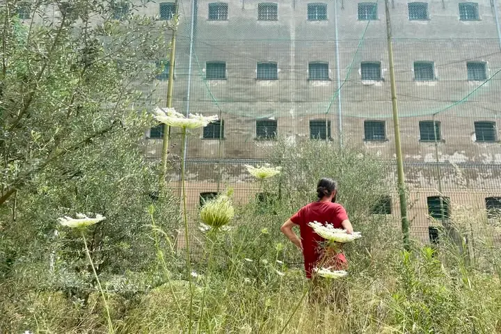 Un'immagine davanti al carcere (foto di Valeria Muledda)