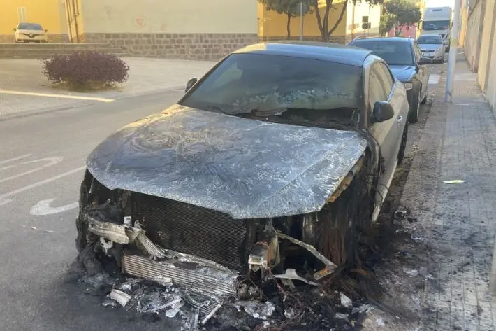 L'Audi bruciata in via Satta (foto Pala)