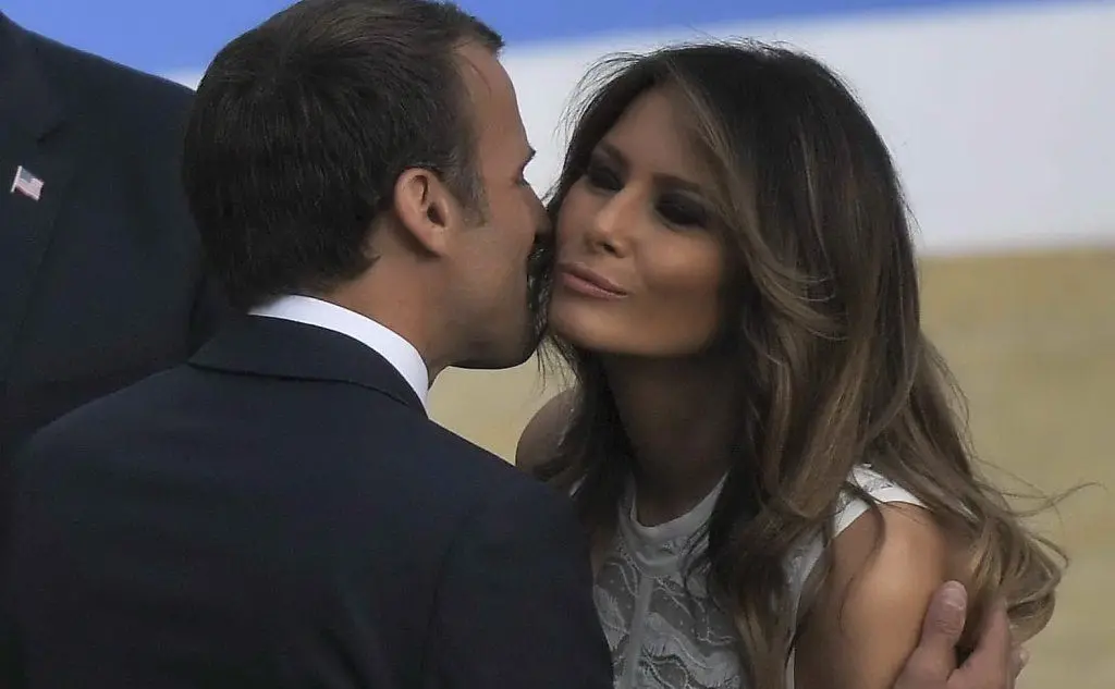 Macron, il bacio a Melania