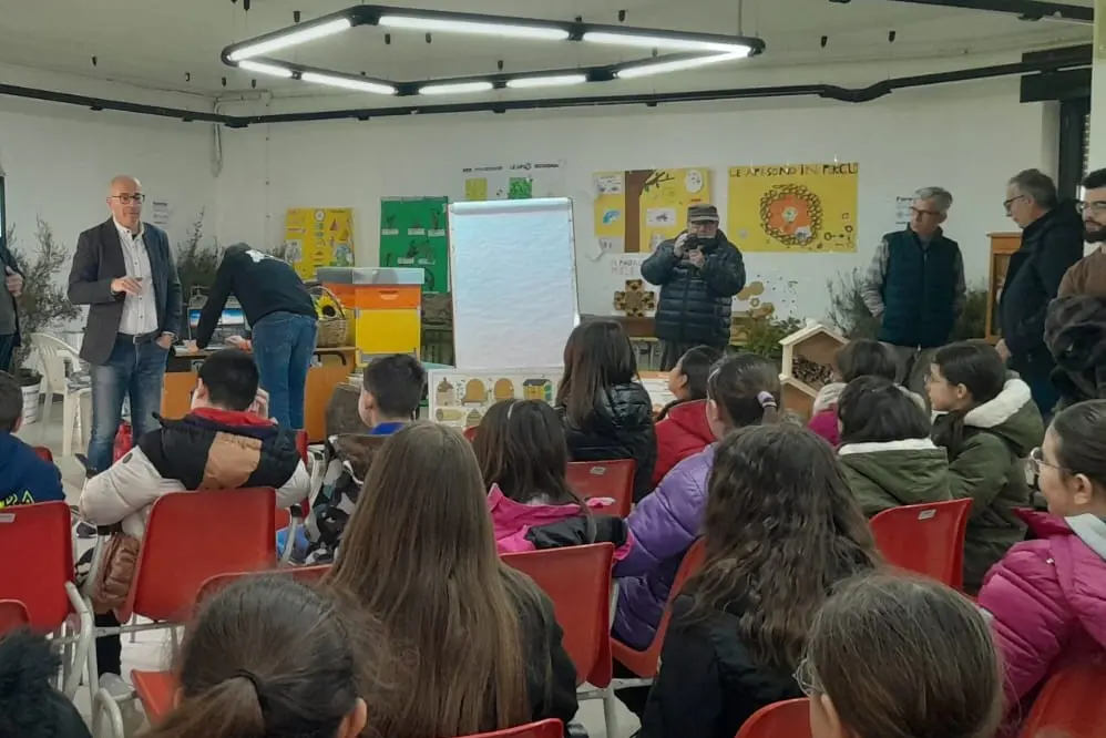 Il preside Sergio Masia parla agli alunni (foto Oggianu)
