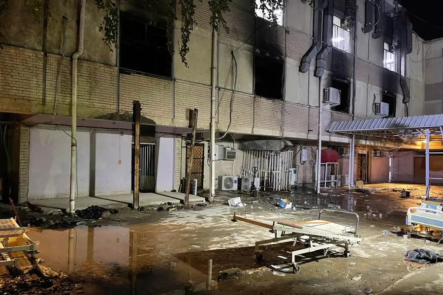 L'ospedale dopo l'incendio (foto Ansa/Epa)