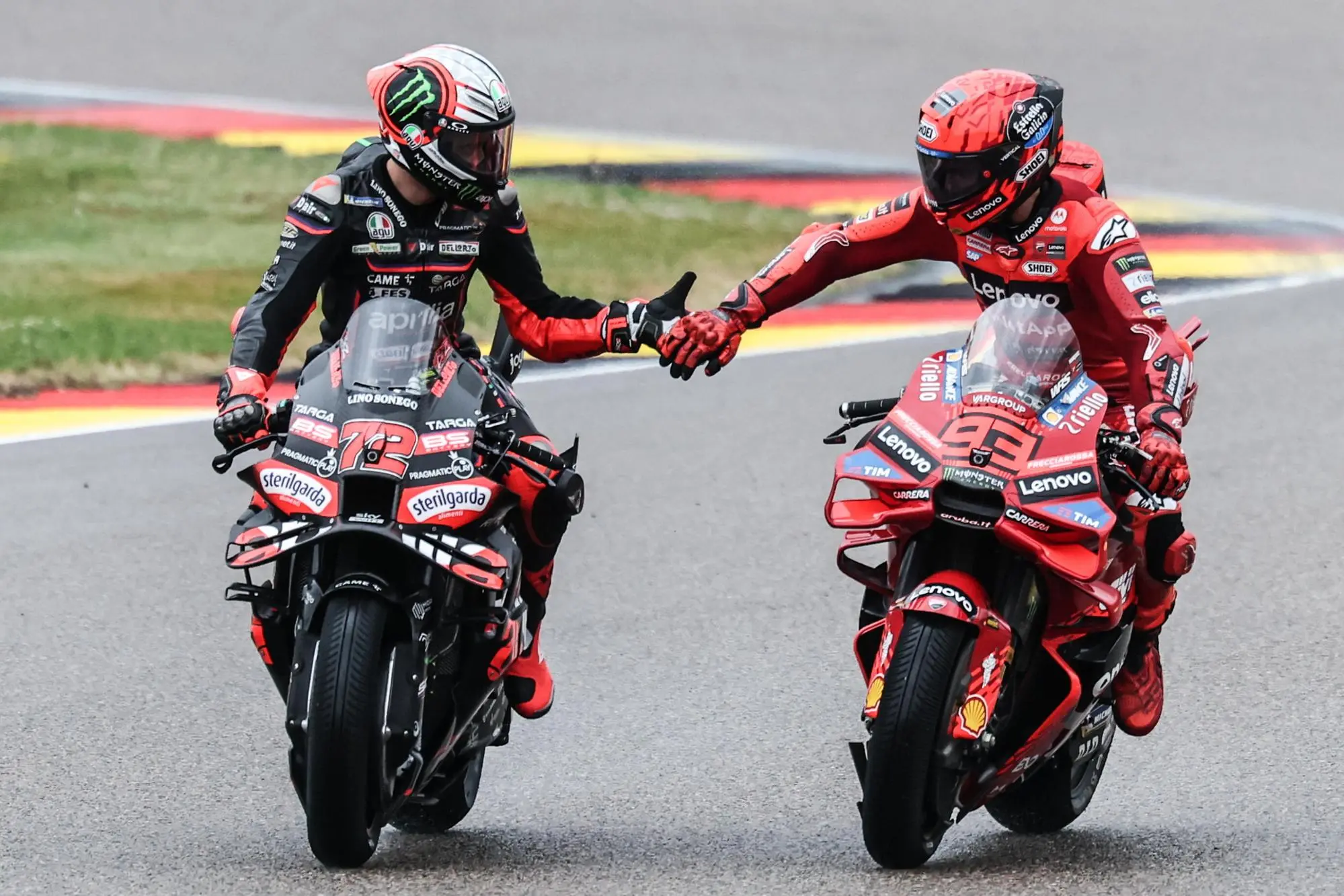 Marc Márquez (a destra) e Marco Bezzecchi (foto Ansa)