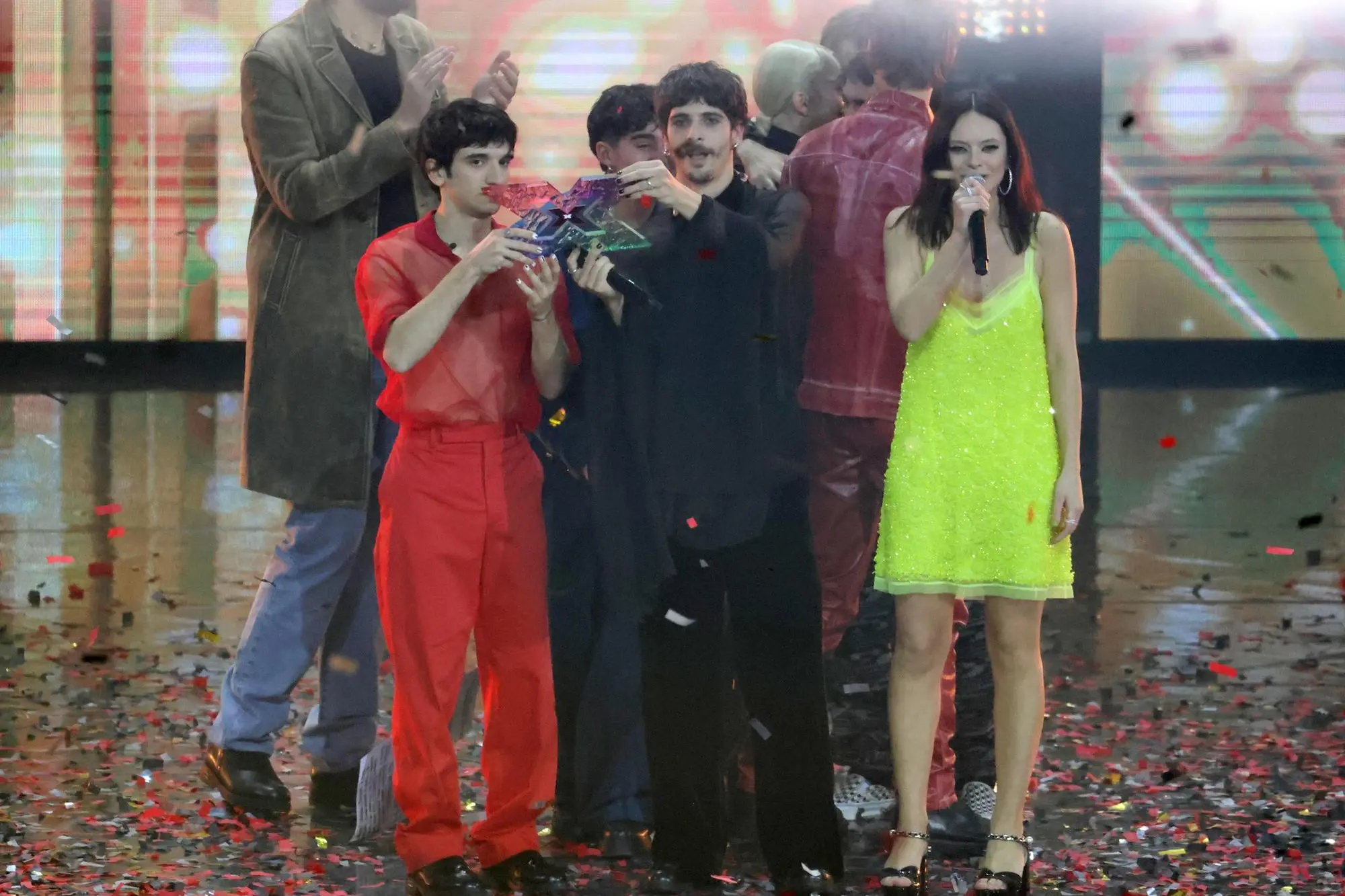 La premiazione dei "Santi Francesi", vincitori dell'ultima edizione di X Factor (Ansa)