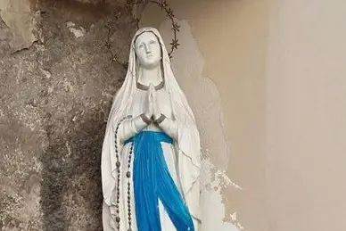 Una statua della Madonna (Ansa)
