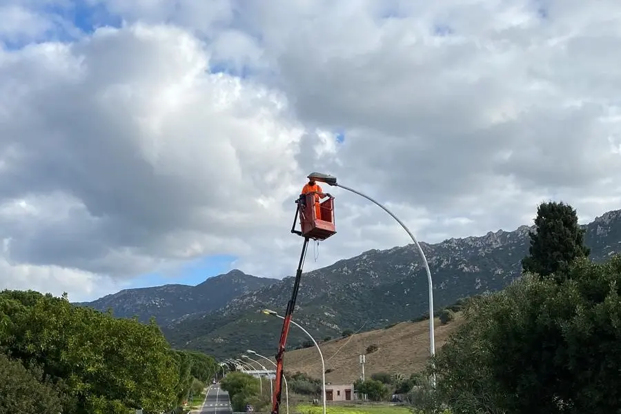 Sostituzione di lampade a Solanas (Foto Andrea Serreli)