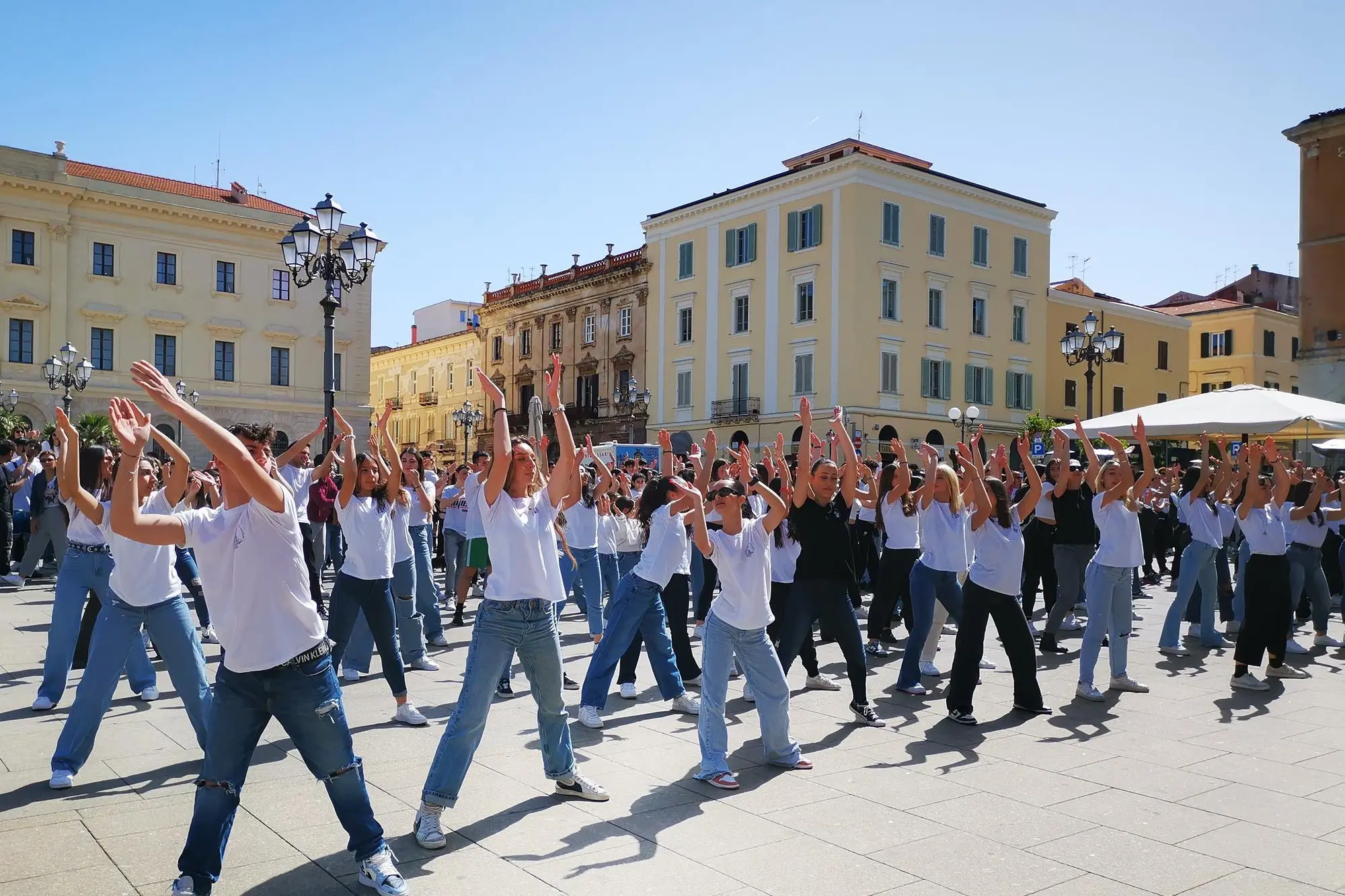 Un flash mob del Liceo Coreutico Azuni (foto concessa)