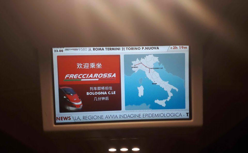 Un affollato Freccia Rossa Roma-Torino in ritardo di oltre tre ore (foto Ansa)