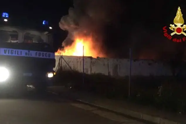 Il rogo (foto Vigili del fuoco)