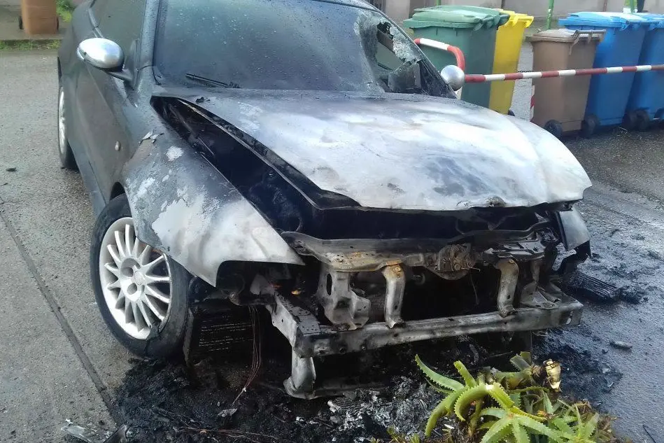 L'auto bruciata (foto L'Unione Sarda - Scano)