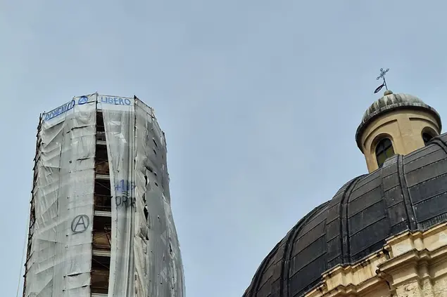 Le scritte sulla torre campanaria (Foto Floris)