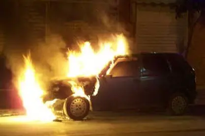 Un'auto in fiamme