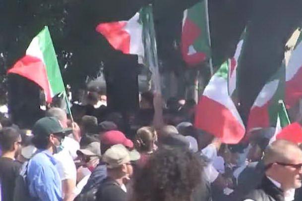 Ultras e Forza Nuova in piazza a Roma, cori fascisti e fumogeni