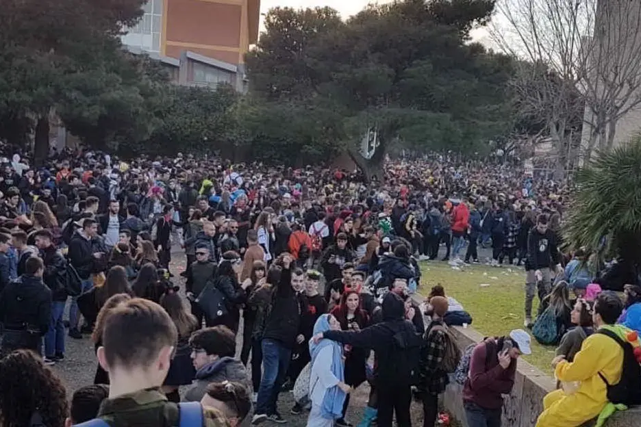 I ragazzi affollano i giardini del tribunale (foto L'Unione Sarda - Sanna)