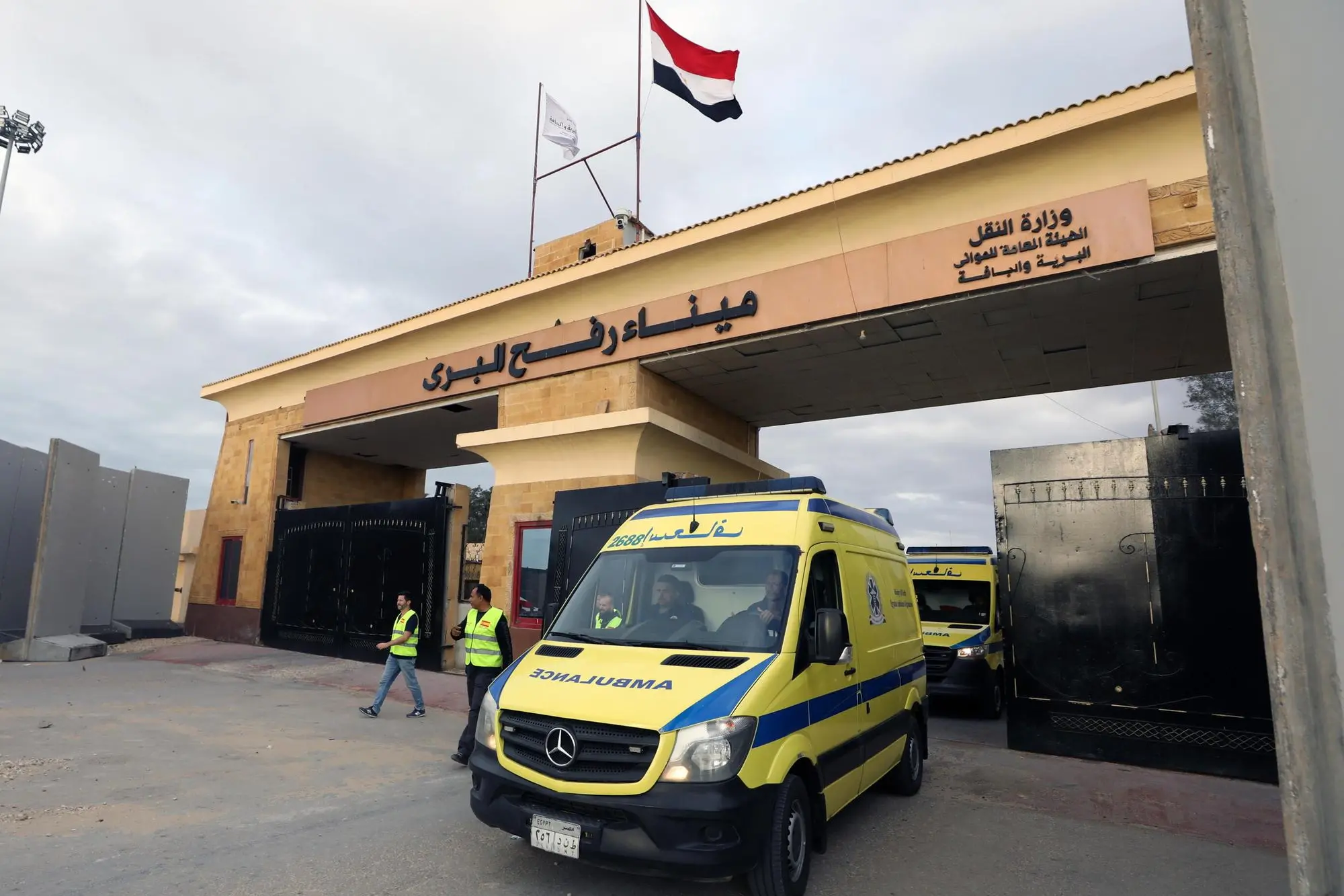 Ambulanze al valico di Rafah, tra Striscia di Gaza ed Egitto (Ansa-Epa)
