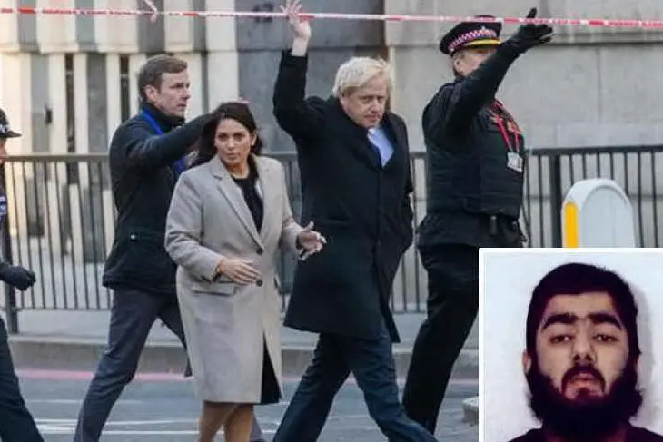 Il sopralluogo del premier Boris Johnson sul luogo dell'attentato (Epa - Flores). Nel riquadro Usman Khan
