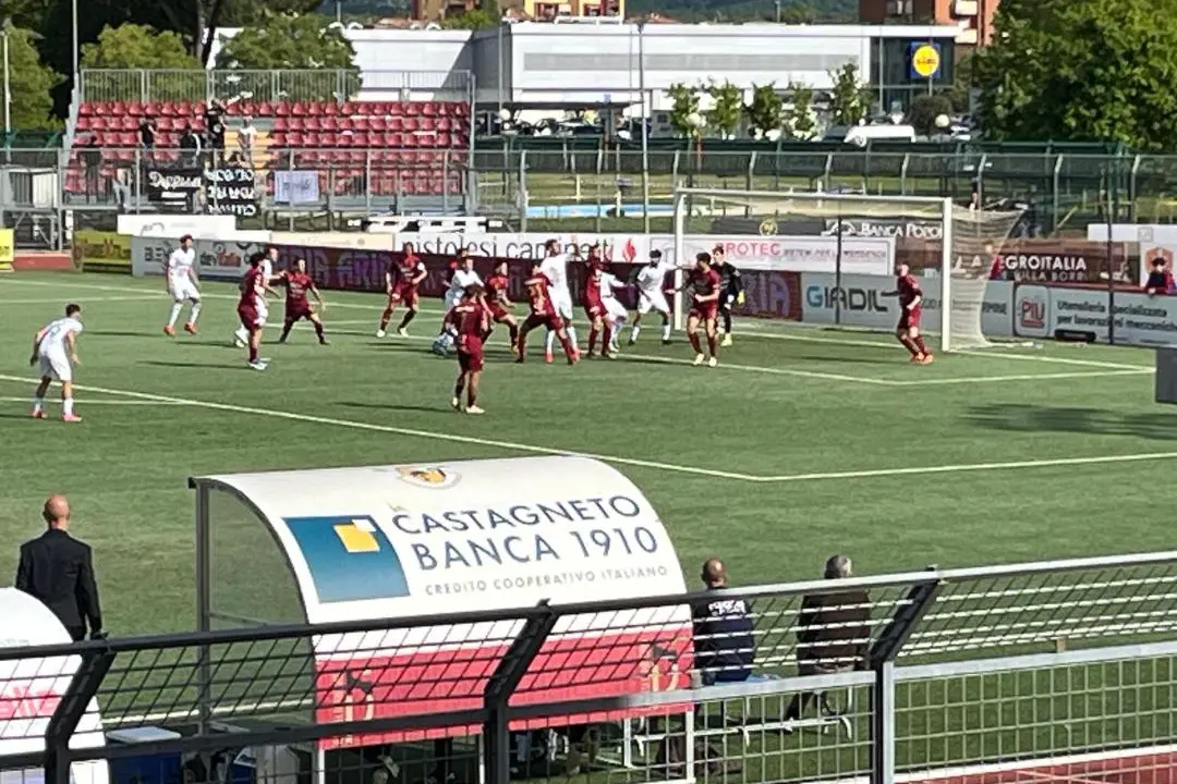 Il gol di Fabbri del momentaneo 1-0 dell'Olbia a Pontedera (foto Ilenia Giagnoni)