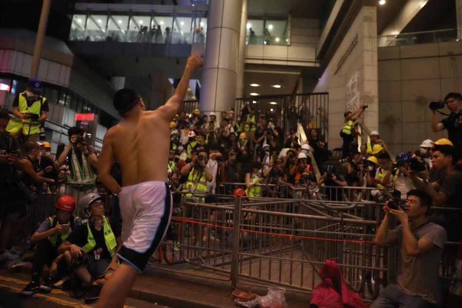 Hong Kong, nuove proteste: circondata la sede della Polizia