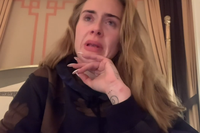 Adele in lacrime (foto da frame video)