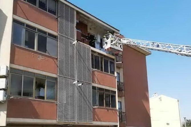 Cagliari, giù dal terzo piano dopo l'esplosione: è grave