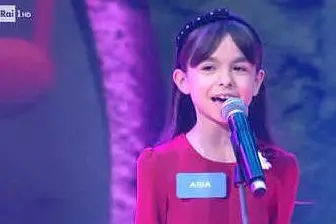 La piccola Asia sul palco dello Zecchino d'Oro (foto da frame video @raiplay)
