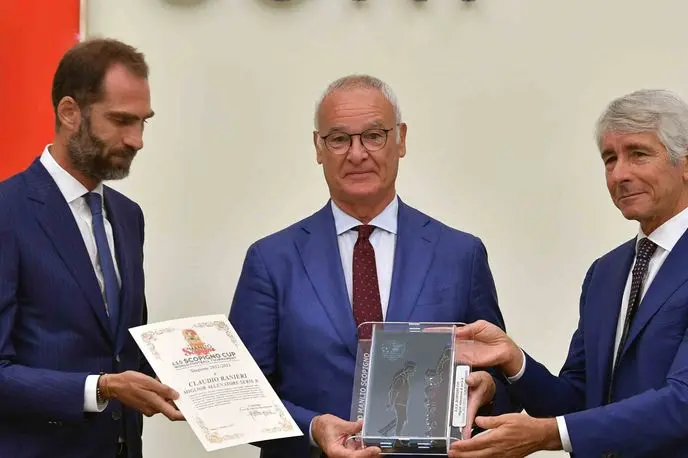 Claudio Ranieri premiato come miglior allenatore della Serie B 2022-23 (foto Cagliari Calcio)