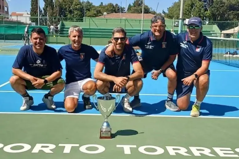 Gli atleti e lo staff del Tc Porto Torres (foto concessa)
