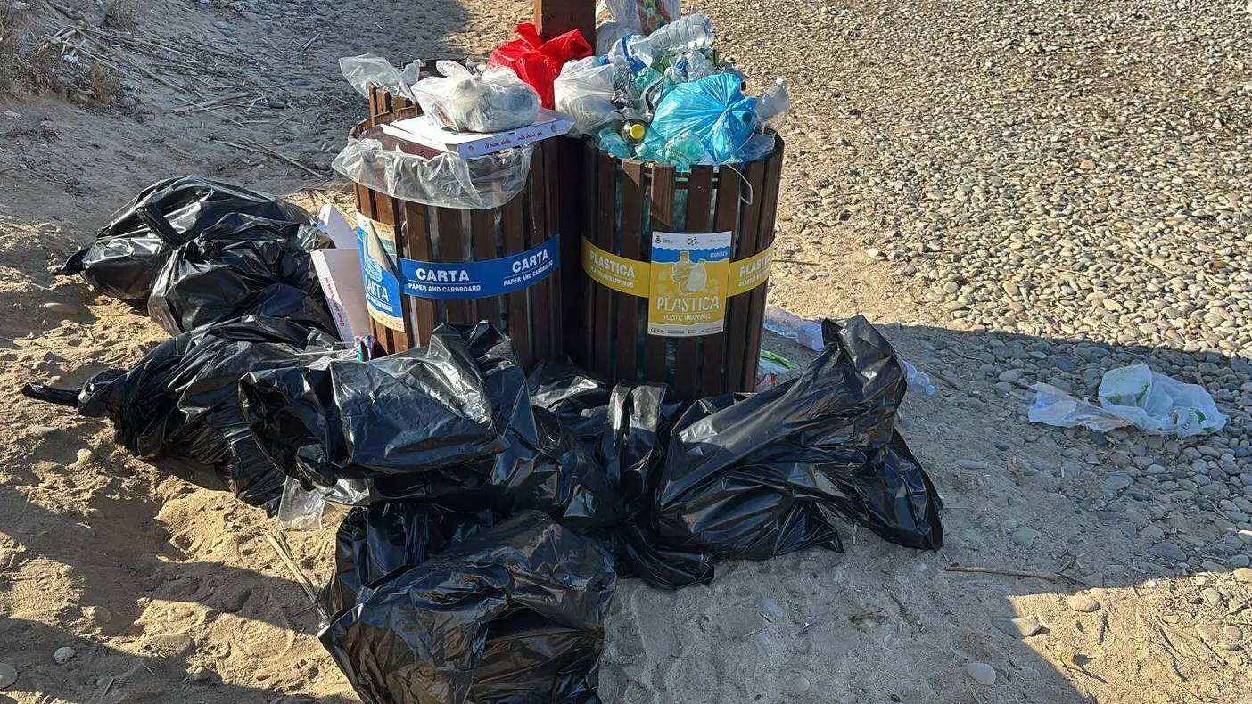 Bagnanti trovano rifiuti e disordine sulle spiagge, chiedono controlli