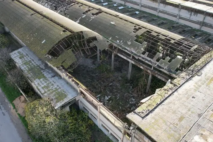 Crollo del tetto nell'ex Ferriera Sarda a Porto Torres (foto concessa)
