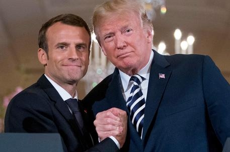 Trump e i documenti nascosti: “Ci sono anche dettagli sulla vita intima di Macron”