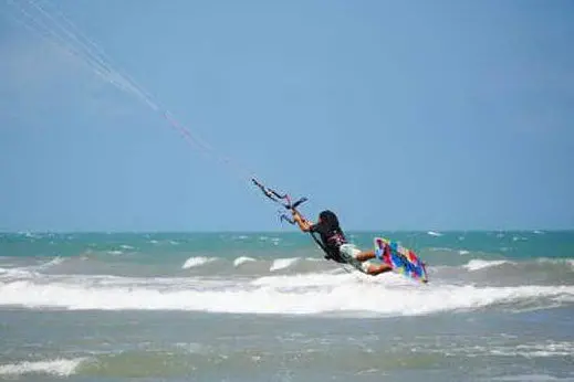 Ragazza col kit surf - foto simbolo