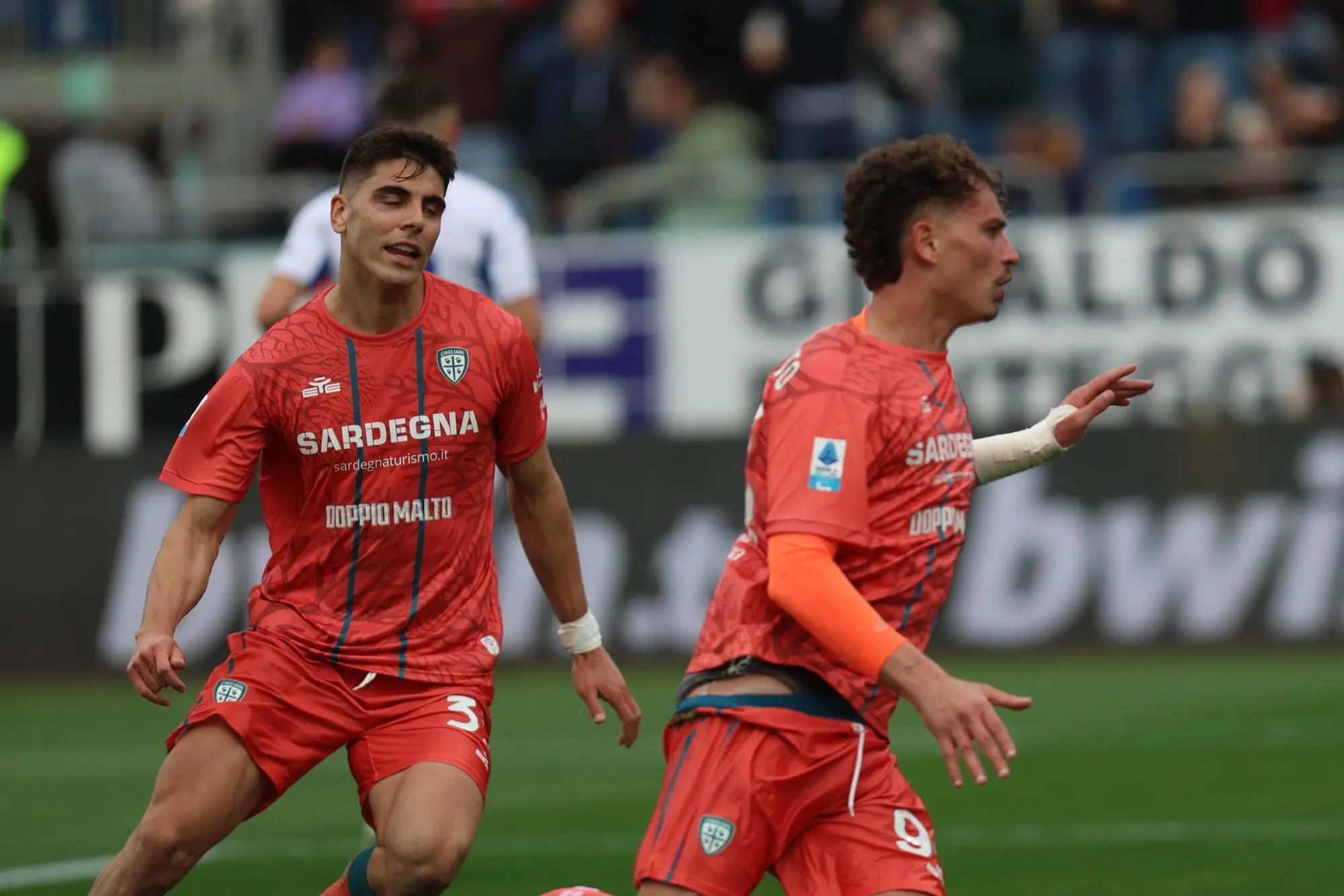 Sebastiano Esposito esulta con Adam Obert per il momentaneo 1-1 di Cagliari-Como (foto Ansa)