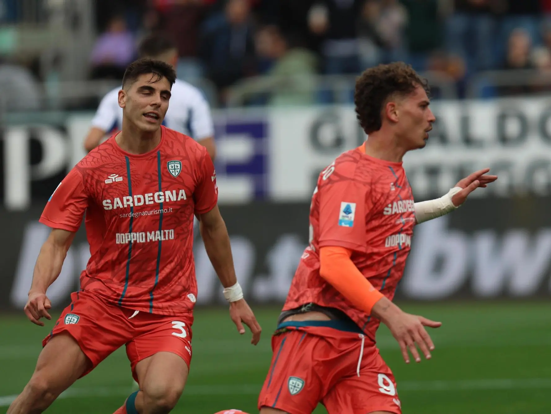 Sebastiano Esposito esulta con Adam Obert per il momentaneo 1-1 di Cagliari-Como (foto Ansa)