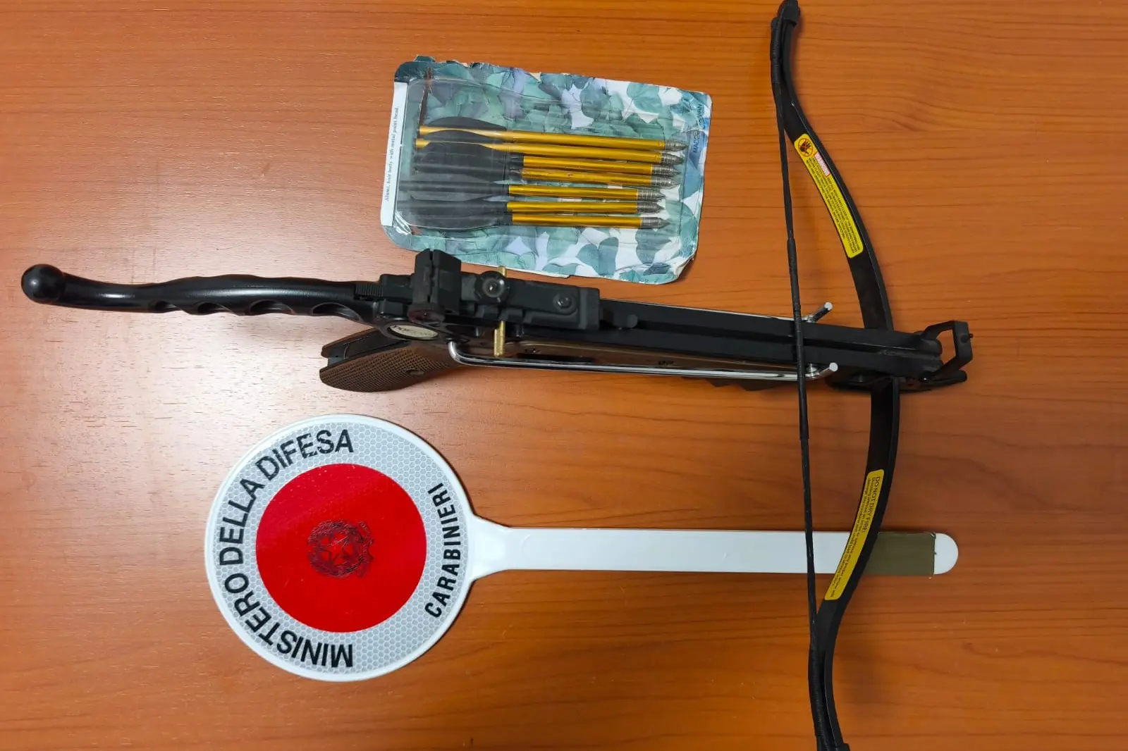 La balestra scoperta dai carabinieri a Nuoro