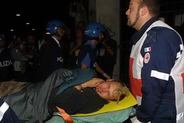 Uno dei feriti dopo il blitz alla Diaz nel 2001