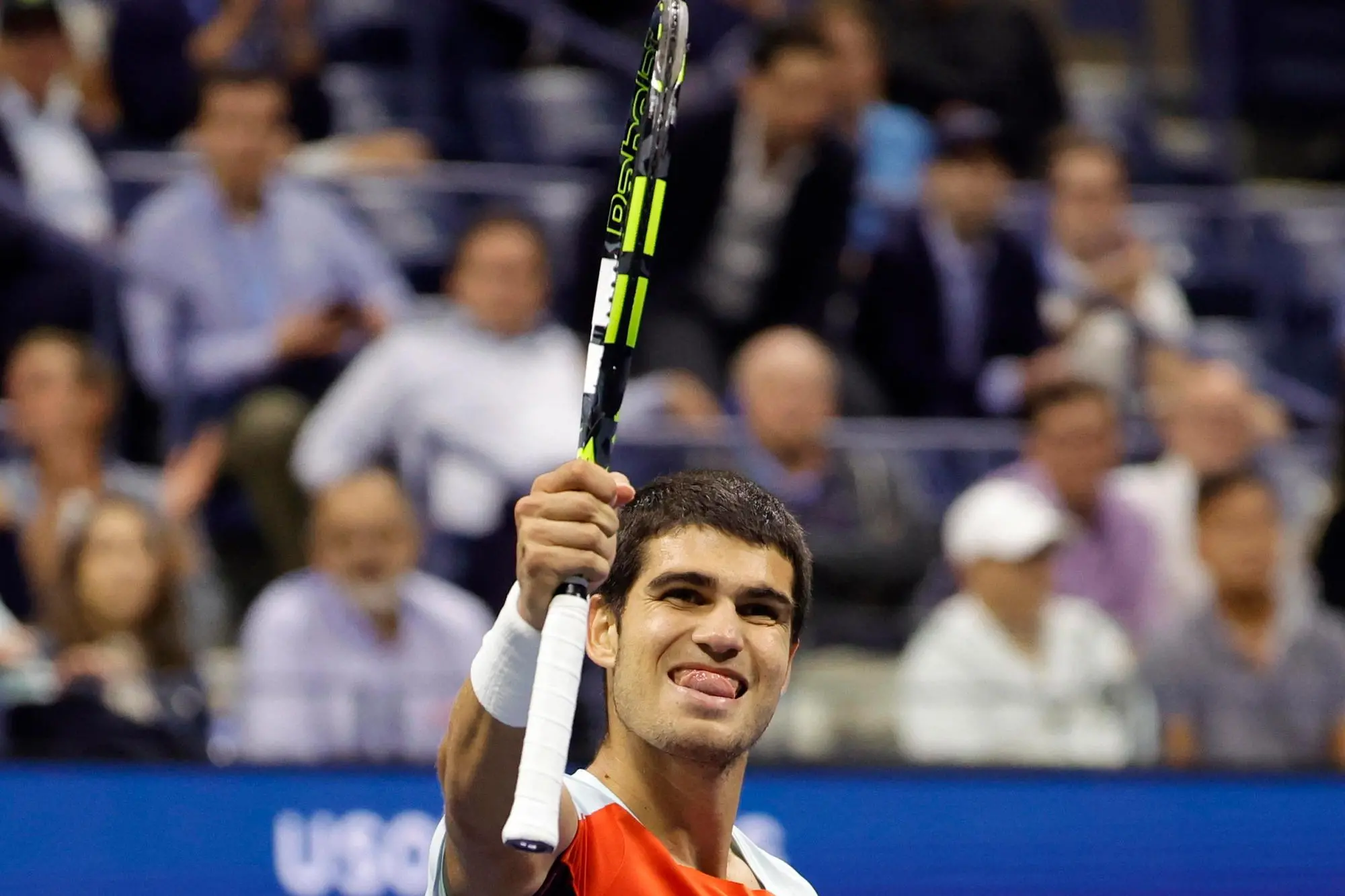 epa10169188 Carlos Alcaraz of Spain reacts in the fifth set against Jannik Sinner of Italy during their quarterfinals match at the US Open Tennis Championships at the USTA National Tennis Center in Flushing Meadows, New York, USA, early 08 September 2022. The US Open runs from 29 August through 11 September. EPA/JASON SZENES