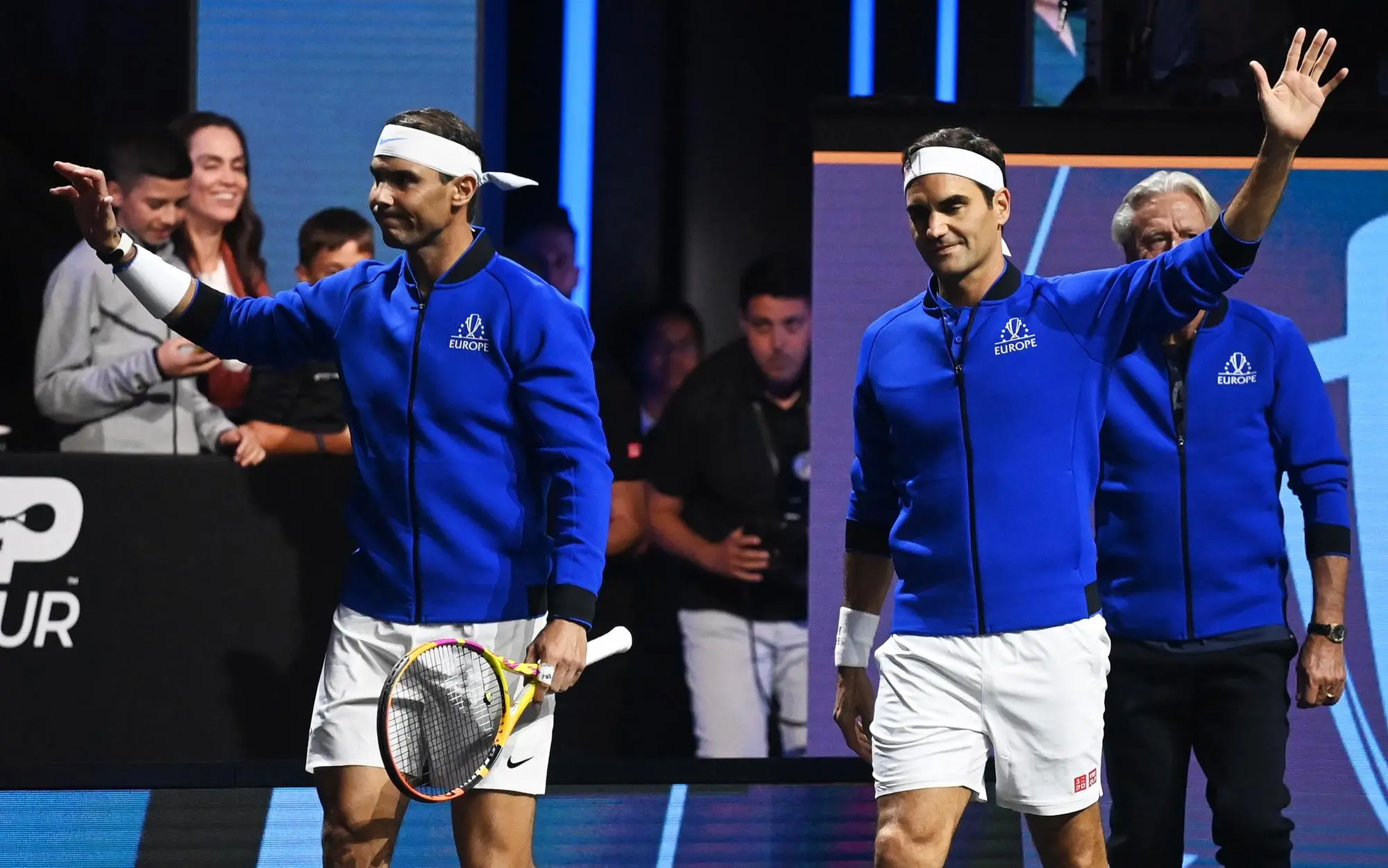 Roger Federer e Rafael Nadal nel match di addio del tennista elvetico (EPA/ANDY RAIN)