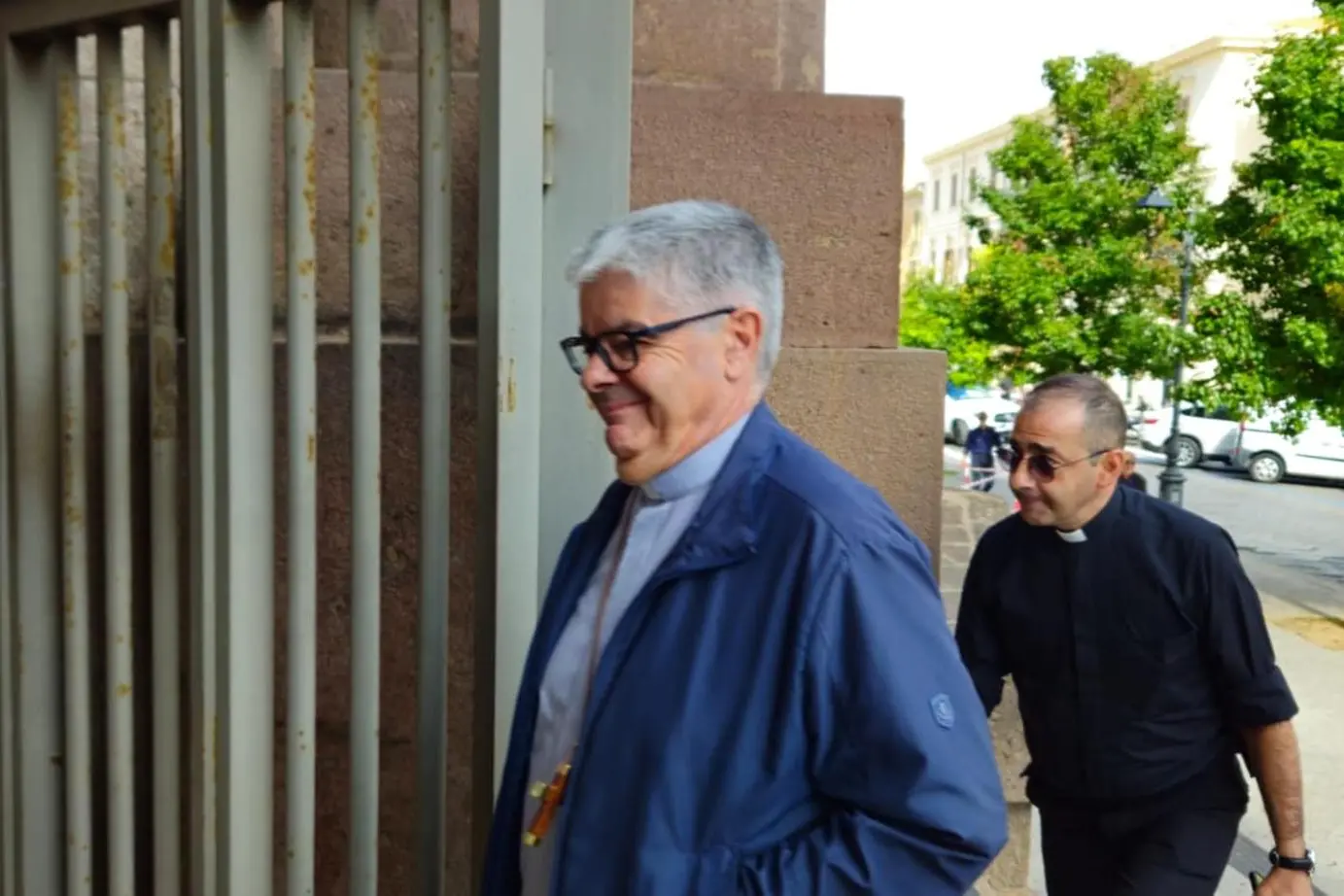 Il vescovo di Ozieri, Corrado Melis, in tribunale (Ansa)