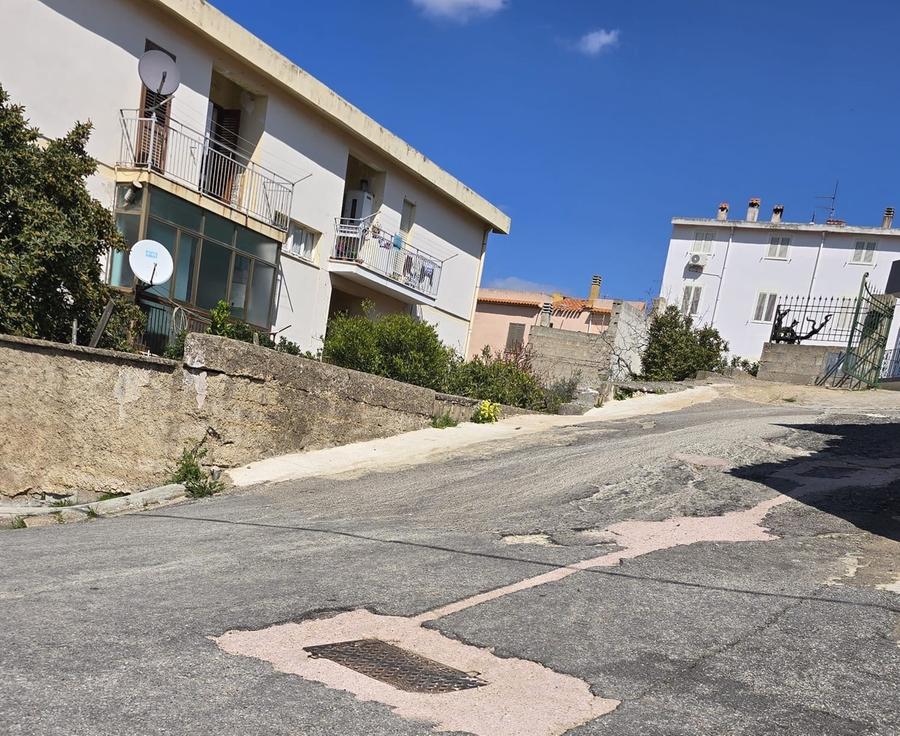 Strade a pezzi, il Comune ferma i lavori per la fibra